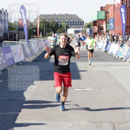 03.10.2025 - Köhlbrandbrückenlauf Jannik Wohlers http://msf.ph/oto/9106734 03.10.2025 12:59:05 Ziel 4126, 4164, 5955, 5967, 6329, 6674 meine-sportfotos.de