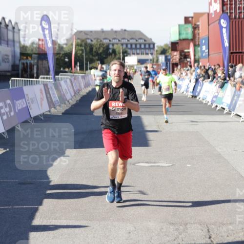 03.10.2025 - Köhlbrandbrückenlauf Jannik Wohlers http://msf.ph/oto/9106748 03.10.2025 12:59:05 Ziel 4126, 4164, 5955, 5967, 6329, 6674 meine-sportfotos.de