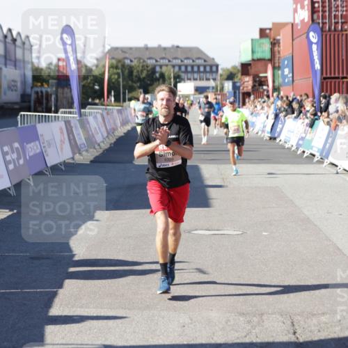 03.10.2025 - Köhlbrandbrückenlauf Jannik Wohlers http://msf.ph/oto/9106756 03.10.2025 12:59:06 Ziel 4126, 4164, 5955, 5967, 6329, 6493, 6674 meine-sportfotos.de