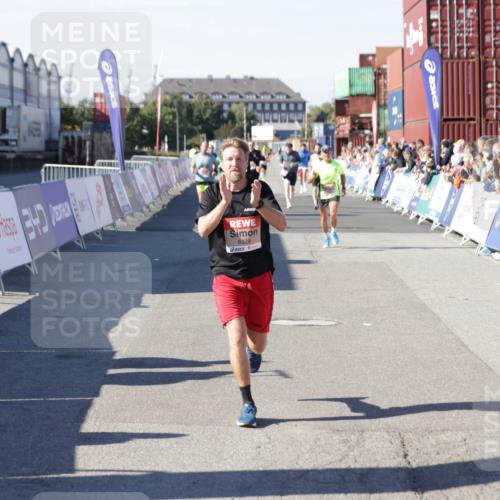 03.10.2025 - Köhlbrandbrückenlauf Jannik Wohlers http://msf.ph/oto/9106763 03.10.2025 12:59:06 Ziel 4126, 4164, 5955, 5967, 6329, 6493, 6674 meine-sportfotos.de