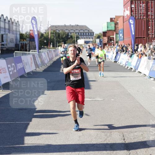 03.10.2025 - Köhlbrandbrückenlauf Jannik Wohlers http://msf.ph/oto/9106771 03.10.2025 12:59:06 Ziel 4126, 4164, 5955, 5967, 6329, 6493, 6674 meine-sportfotos.de