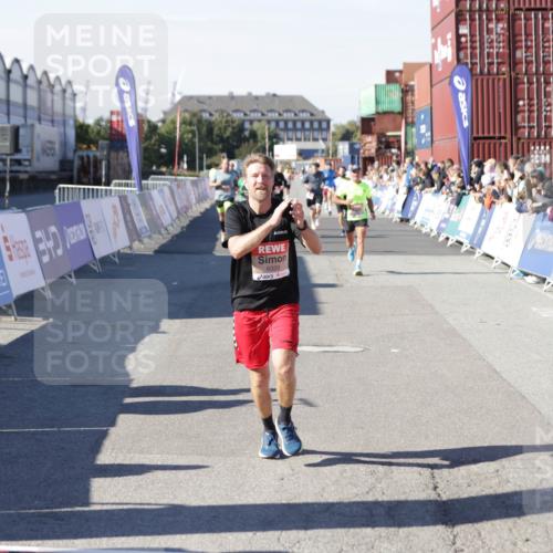 03.10.2025 - Köhlbrandbrückenlauf Jannik Wohlers http://msf.ph/oto/9106776 03.10.2025 12:59:06 Ziel 4126, 4164, 5955, 5967, 6329, 6493, 6674 meine-sportfotos.de