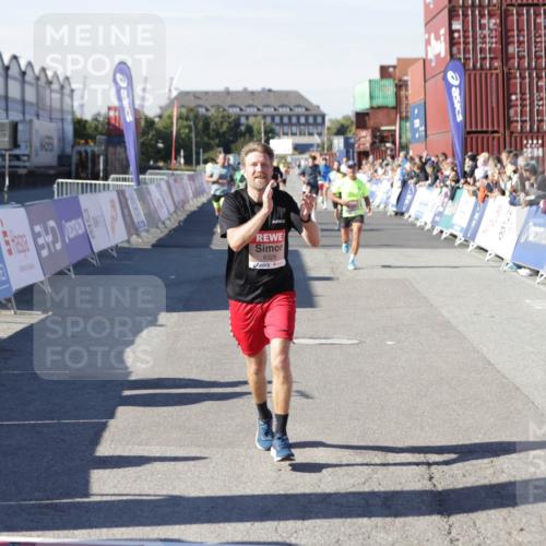 03.10.2025 - Köhlbrandbrückenlauf Jannik Wohlers http://msf.ph/oto/9106785 03.10.2025 12:59:06 Ziel 4126, 4164, 5955, 5967, 6329, 6493, 6674 meine-sportfotos.de