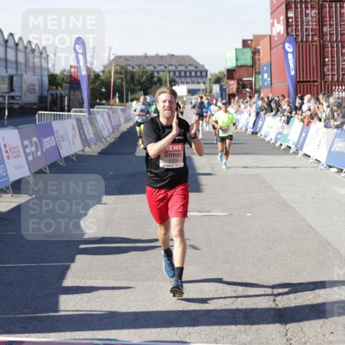 03.10.2025 - Köhlbrandbrückenlauf Jannik Wohlers http://msf.ph/oto/9106793 03.10.2025 12:59:06 Ziel 4126, 4164, 5955, 5967, 6329, 6493, 6674 meine-sportfotos.de
