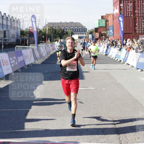 03.10.2025 - Köhlbrandbrückenlauf Jannik Wohlers http://msf.ph/oto/9106803 03.10.2025 12:59:06 Ziel 4126, 4164, 5955, 5967, 6329, 6493, 6674 meine-sportfotos.de
