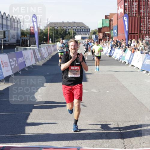 03.10.2025 - Köhlbrandbrückenlauf Jannik Wohlers http://msf.ph/oto/9106812 03.10.2025 12:59:06 Ziel 4126, 4164, 5955, 5967, 6329, 6493, 6674 meine-sportfotos.de