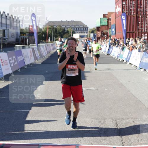 03.10.2025 - Köhlbrandbrückenlauf Jannik Wohlers http://msf.ph/oto/9106820 03.10.2025 12:59:06 Ziel 4126, 4164, 5955, 5967, 6329, 6493, 6674 meine-sportfotos.de