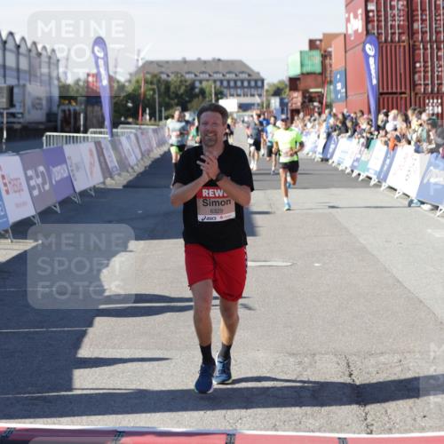 03.10.2025 - Köhlbrandbrückenlauf Jannik Wohlers http://msf.ph/oto/9106830 03.10.2025 12:59:06 Ziel 4126, 4164, 5955, 5967, 6329, 6493, 6674 meine-sportfotos.de