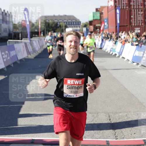 03.10.2025 - Köhlbrandbrückenlauf Jannik Wohlers http://msf.ph/oto/9106954 03.10.2025 12:59:07 Ziel 4126, 4164, 5967, 6036, 6329, 6390, 6478, 6493, 6674 meine-sportfotos.de