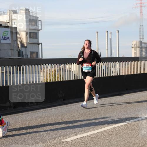 03.10.2025 - Köhlbrandbrückenlauf Lena Gebhardt http://msf.ph/oto/9106990 03.10.2025 10:13:33 Position 2 2860, 2378 meine-sportfotos.de