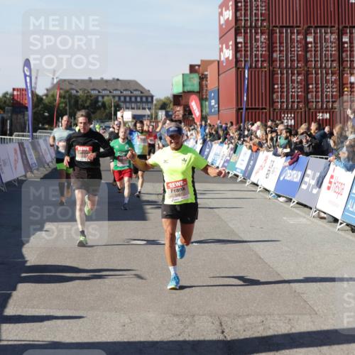03.10.2025 - Köhlbrandbrückenlauf Jannik Wohlers http://msf.ph/oto/9107021 03.10.2025 12:59:10 Ziel 4164, 4226, 5967, 6036, 6329, 6390, 6391, 6478, 6493 meine-sportfotos.de