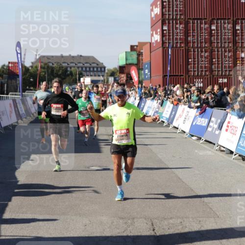 03.10.2025 - Köhlbrandbrückenlauf Jannik Wohlers http://msf.ph/oto/9107025 03.10.2025 12:59:10 Ziel 4164, 4226, 5967, 6036, 6329, 6390, 6391, 6478, 6493 meine-sportfotos.de