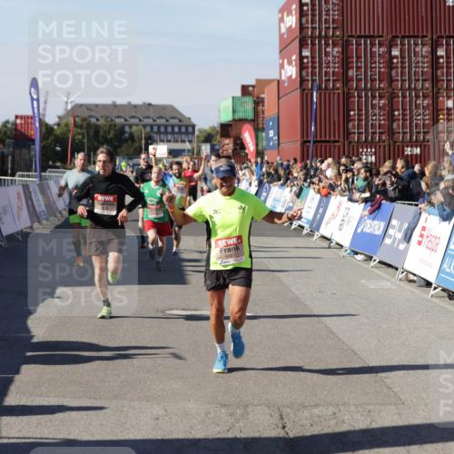 03.10.2025 - Köhlbrandbrückenlauf Jannik Wohlers http://msf.ph/oto/9107034 03.10.2025 12:59:10 Ziel 4164, 4226, 5967, 6036, 6329, 6390, 6391, 6478, 6493 meine-sportfotos.de