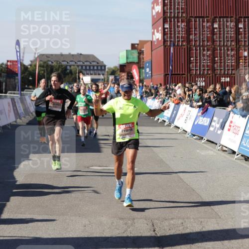 03.10.2025 - Köhlbrandbrückenlauf Jannik Wohlers http://msf.ph/oto/9107051 03.10.2025 12:59:10 Ziel 4164, 4226, 5967, 6036, 6329, 6390, 6391, 6478, 6493 meine-sportfotos.de