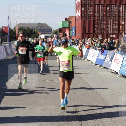 03.10.2025 - Köhlbrandbrückenlauf Jannik Wohlers http://msf.ph/oto/9107112 03.10.2025 12:59:10 Ziel 4164, 4226, 5967, 6036, 6329, 6390, 6391, 6478, 6493 meine-sportfotos.de