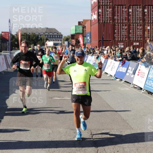 03.10.2025 - Köhlbrandbrückenlauf Jannik Wohlers http://msf.ph/oto/9107135 03.10.2025 12:59:10 Ziel 4164, 4226, 5967, 6036, 6329, 6390, 6391, 6478, 6493 meine-sportfotos.de