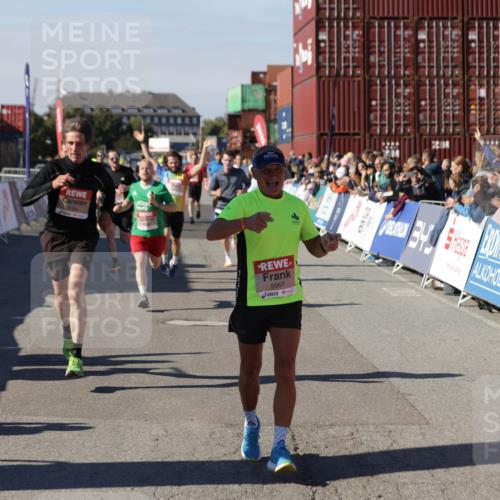 03.10.2025 - Köhlbrandbrückenlauf Jannik Wohlers http://msf.ph/oto/9107152 03.10.2025 12:59:11 Ziel 4164, 4226, 4441, 5967, 6036, 6329, 6390, 6391, 6478, 6493 meine-sportfotos.de