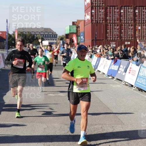 03.10.2025 - Köhlbrandbrückenlauf Jannik Wohlers http://msf.ph/oto/9107168 03.10.2025 12:59:11 Ziel 4164, 4226, 4441, 5967, 6036, 6329, 6390, 6391, 6478, 6493 meine-sportfotos.de