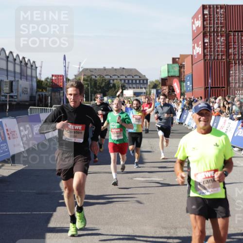 03.10.2025 - Köhlbrandbrückenlauf Jannik Wohlers http://msf.ph/oto/9107181 03.10.2025 12:59:11 Ziel 4164, 4226, 4441, 5967, 6036, 6329, 6390, 6391, 6478, 6493 meine-sportfotos.de