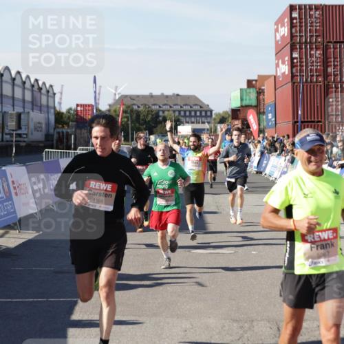03.10.2025 - Köhlbrandbrückenlauf Jannik Wohlers http://msf.ph/oto/9107215 03.10.2025 12:59:11 Ziel 4164, 4226, 4441, 5967, 6036, 6329, 6390, 6391, 6478, 6493 meine-sportfotos.de