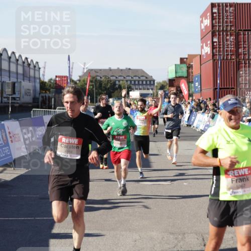 03.10.2025 - Köhlbrandbrückenlauf Jannik Wohlers http://msf.ph/oto/9107224 03.10.2025 12:59:11 Ziel 4164, 4226, 4441, 5967, 6036, 6329, 6390, 6391, 6478, 6493 meine-sportfotos.de