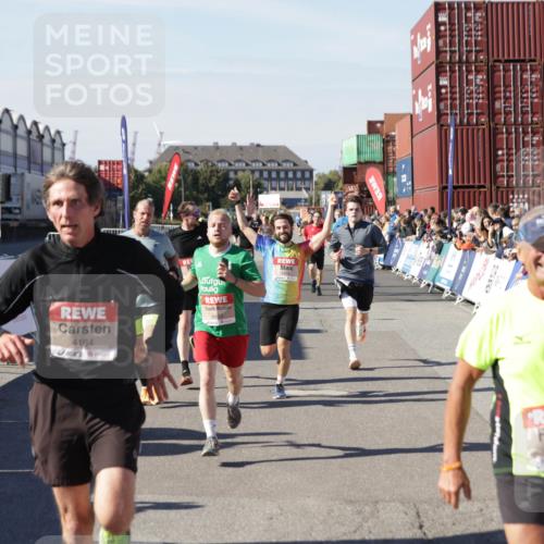 03.10.2025 - Köhlbrandbrückenlauf Jannik Wohlers http://msf.ph/oto/9107291 03.10.2025 12:59:12 Ziel 4164, 4226, 4441, 5967, 6036, 6154, 6329, 6390, 6391, 6478, 6493 meine-sportfotos.de