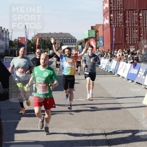 03.10.2025 - Köhlbrandbrückenlauf Jannik Wohlers http://msf.ph/oto/9107326 03.10.2025 12:59:12 Ziel 4164, 4226, 4441, 5967, 6036, 6154, 6329, 6390, 6391, 6478, 6493 meine-sportfotos.de