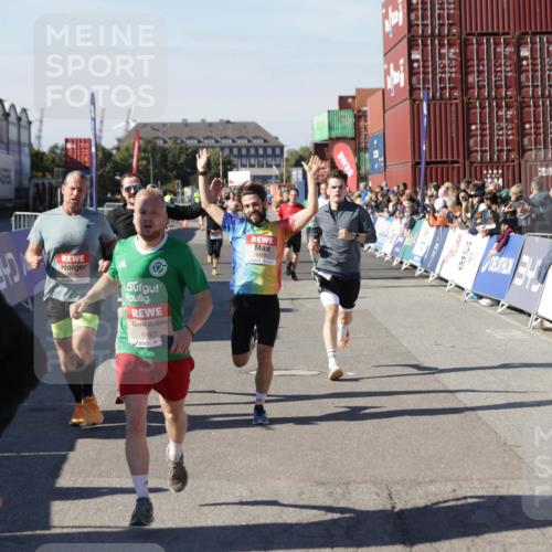 03.10.2025 - Köhlbrandbrückenlauf Jannik Wohlers http://msf.ph/oto/9107344 03.10.2025 12:59:13 Ziel 4164, 4226, 4371, 4441, 5967, 6036, 6154, 6329, 6390, 6391, 6478, 6484, 6493 meine-sportfotos.de