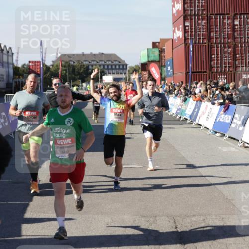 03.10.2025 - Köhlbrandbrückenlauf Jannik Wohlers http://msf.ph/oto/9107353 03.10.2025 12:59:13 Ziel 4164, 4226, 4371, 4441, 5967, 6036, 6154, 6329, 6390, 6391, 6478, 6484, 6493 meine-sportfotos.de
