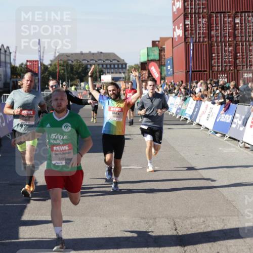 03.10.2025 - Köhlbrandbrückenlauf Jannik Wohlers http://msf.ph/oto/9107363 03.10.2025 12:59:13 Ziel 4164, 4226, 4371, 4441, 5967, 6036, 6154, 6329, 6390, 6391, 6478, 6484, 6493 meine-sportfotos.de