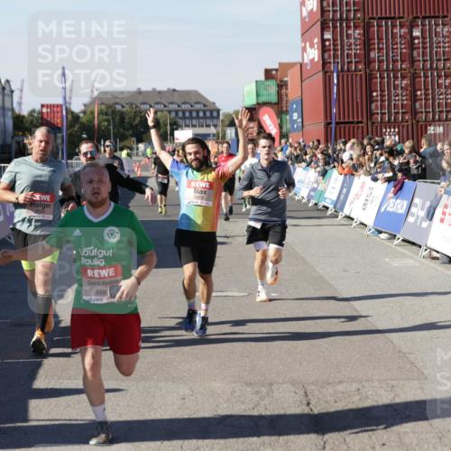 03.10.2025 - Köhlbrandbrückenlauf Jannik Wohlers http://msf.ph/oto/9107370 03.10.2025 12:59:13 Ziel 4164, 4226, 4371, 4441, 5967, 6036, 6154, 6329, 6390, 6391, 6478, 6484, 6493 meine-sportfotos.de