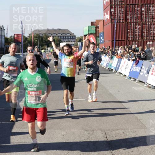 03.10.2025 - Köhlbrandbrückenlauf Jannik Wohlers http://msf.ph/oto/9107377 03.10.2025 12:59:13 Ziel 4164, 4226, 4371, 4441, 5967, 6036, 6154, 6329, 6390, 6391, 6478, 6484, 6493 meine-sportfotos.de