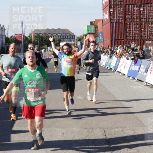 03.10.2025 - Köhlbrandbrückenlauf Jannik Wohlers http://msf.ph/oto/9107385 03.10.2025 12:59:13 Ziel 4164, 4226, 4371, 4441, 5967, 6036, 6154, 6329, 6390, 6391, 6478, 6484, 6493 meine-sportfotos.de