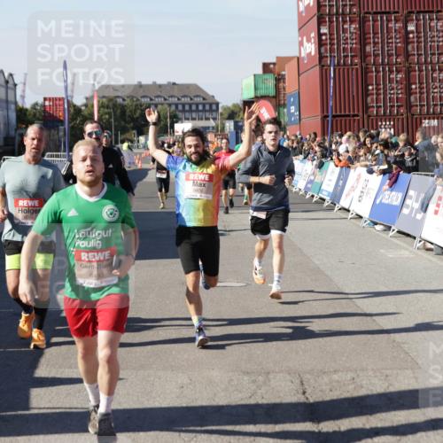 03.10.2025 - Köhlbrandbrückenlauf Jannik Wohlers http://msf.ph/oto/9107396 03.10.2025 12:59:13 Ziel 4164, 4226, 4371, 4441, 5967, 6036, 6154, 6329, 6390, 6391, 6478, 6484, 6493 meine-sportfotos.de