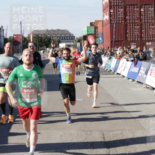 03.10.2025 - Köhlbrandbrückenlauf Jannik Wohlers http://msf.ph/oto/9107407 03.10.2025 12:59:13 Ziel 4164, 4226, 4371, 4441, 5967, 6036, 6154, 6329, 6390, 6391, 6478, 6484, 6493 meine-sportfotos.de
