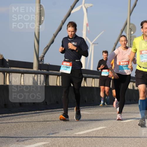 03.10.2025 - Köhlbrandbrückenlauf Strokosch-Dieckow http://msf.ph/oto/9107413 03.10.2025 09:37:08 Position 2 3136, 1251, 1083 meine-sportfotos.de