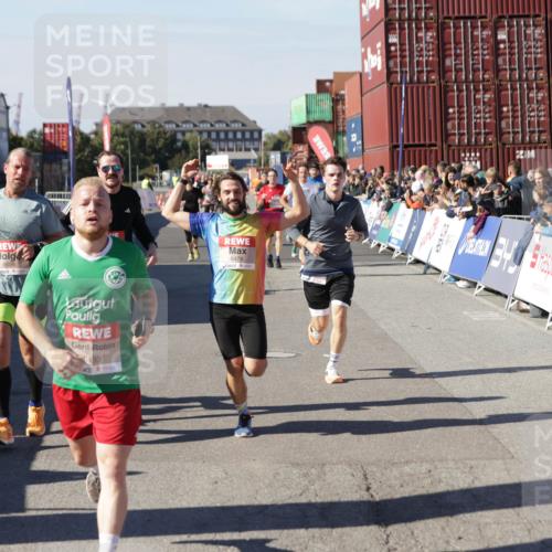 03.10.2025 - Köhlbrandbrückenlauf Jannik Wohlers http://msf.ph/oto/9107416 03.10.2025 12:59:13 Ziel 4164, 4226, 4371, 4441, 5967, 6036, 6154, 6329, 6390, 6391, 6478, 6484, 6493 meine-sportfotos.de