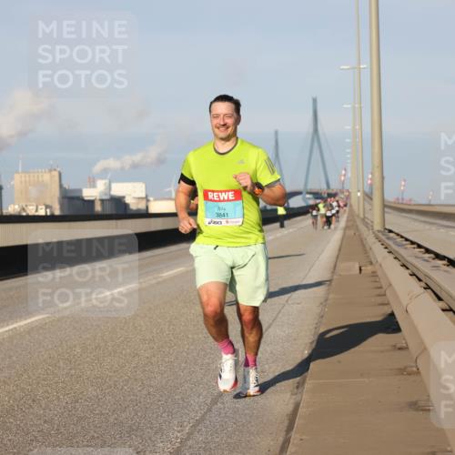 03.10.2025 - Köhlbrandbrückenlauf Lena Gebhardt http://msf.ph/oto/9107423 03.10.2025 09:40:21 Position 2 3841 meine-sportfotos.de