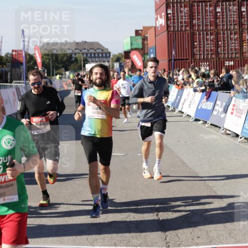 03.10.2025 - Köhlbrandbrückenlauf Jannik Wohlers http://msf.ph/oto/9107431 03.10.2025 12:59:13 Ziel 4164, 4226, 4371, 4441, 5967, 6036, 6154, 6329, 6390, 6391, 6478, 6484, 6493 meine-sportfotos.de