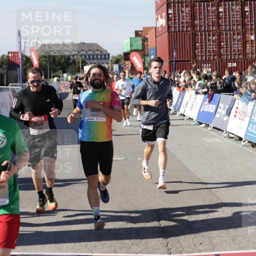 03.10.2025 - Köhlbrandbrückenlauf Jannik Wohlers http://msf.ph/oto/9107436 03.10.2025 12:59:14 Ziel 4164, 4226, 4371, 4441, 5967, 6036, 6154, 6329, 6390, 6391, 6478, 6484, 6493, 6609 meine-sportfotos.de