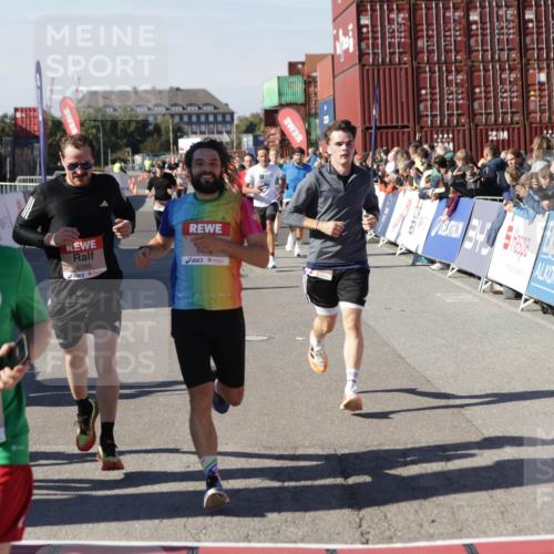 03.10.2025 - Köhlbrandbrückenlauf Jannik Wohlers http://msf.ph/oto/9107446 03.10.2025 12:59:14 Ziel 4164, 4226, 4371, 4441, 5967, 6036, 6154, 6329, 6390, 6391, 6478, 6484, 6493, 6609 meine-sportfotos.de