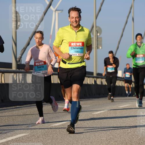 03.10.2025 - Köhlbrandbrückenlauf Strokosch-Dieckow http://msf.ph/oto/9107463 03.10.2025 09:37:10 Position 2 3136, 1251, 1083, 3181 meine-sportfotos.de