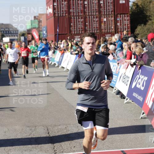 03.10.2025 - Köhlbrandbrückenlauf Jannik Wohlers http://msf.ph/oto/9107500 03.10.2025 12:59:15 Ziel 4164, 4226, 4371, 4441, 5967, 6036, 6154, 6329, 6390, 6391, 6478, 6484, 6493, 6609 meine-sportfotos.de