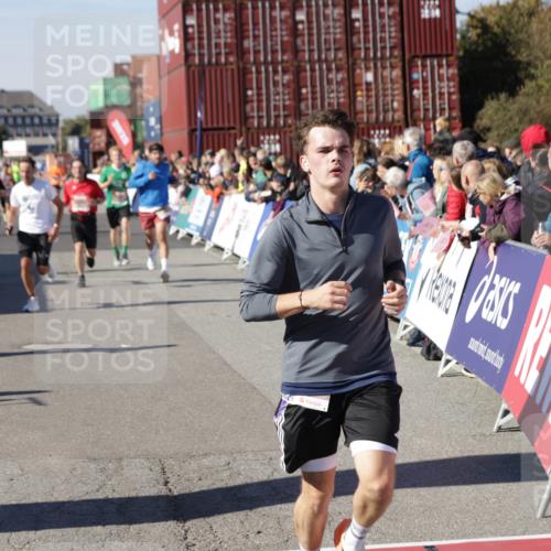 03.10.2025 - Köhlbrandbrückenlauf Jannik Wohlers http://msf.ph/oto/9107512 03.10.2025 12:59:15 Ziel 4164, 4226, 4371, 4441, 5967, 6036, 6154, 6329, 6390, 6391, 6478, 6484, 6493, 6609 meine-sportfotos.de