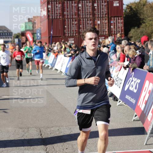03.10.2025 - Köhlbrandbrückenlauf Jannik Wohlers http://msf.ph/oto/9107520 03.10.2025 12:59:15 Ziel 4164, 4226, 4371, 4441, 5967, 6036, 6154, 6329, 6390, 6391, 6478, 6484, 6493, 6609 meine-sportfotos.de