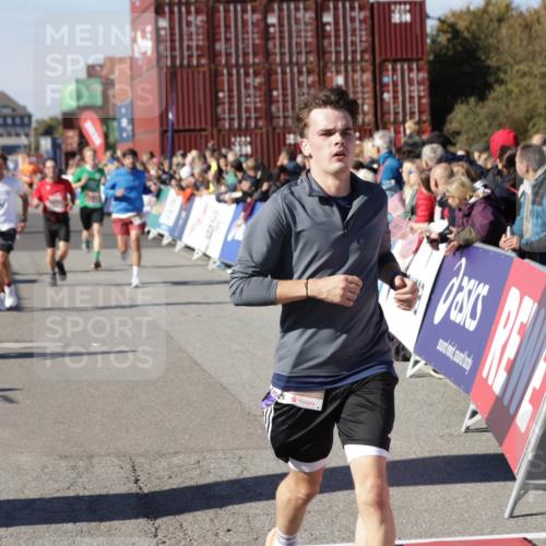 03.10.2025 - Köhlbrandbrückenlauf Jannik Wohlers http://msf.ph/oto/9107528 03.10.2025 12:59:15 Ziel 4164, 4226, 4371, 4441, 5967, 6036, 6154, 6329, 6390, 6391, 6478, 6484, 6493, 6609 meine-sportfotos.de
