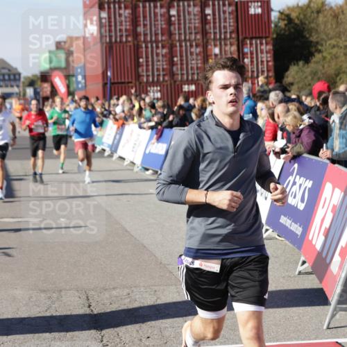 03.10.2025 - Köhlbrandbrückenlauf Jannik Wohlers http://msf.ph/oto/9107535 03.10.2025 12:59:15 Ziel 4164, 4226, 4371, 4441, 5967, 6036, 6154, 6329, 6390, 6391, 6478, 6484, 6493, 6609 meine-sportfotos.de
