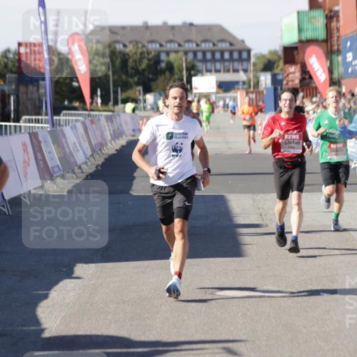 03.10.2025 - Köhlbrandbrückenlauf Jannik Wohlers http://msf.ph/oto/9107543 03.10.2025 12:59:16 Ziel 4108, 4164, 4226, 4371, 4441, 5967, 6036, 6154, 6329, 6390, 6391, 6478, 6484, 6493, 6609 meine-sportfotos.de