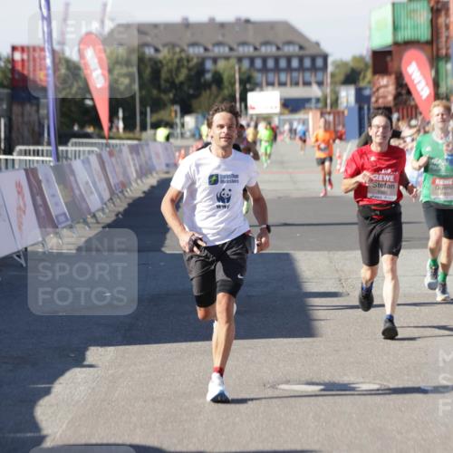 03.10.2025 - Köhlbrandbrückenlauf Jannik Wohlers http://msf.ph/oto/9107552 03.10.2025 12:59:16 Ziel 4108, 4164, 4226, 4371, 4441, 5967, 6036, 6154, 6329, 6390, 6391, 6478, 6484, 6493, 6609 meine-sportfotos.de