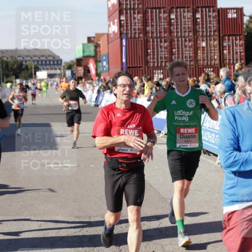 03.10.2025 - Köhlbrandbrückenlauf Jannik Wohlers http://msf.ph/oto/9107791 03.10.2025 12:59:20 Ziel 4108, 4164, 4226, 4371, 4441, 4940, 5967, 6036, 6154, 6390, 6391, 6478, 6484, 6493, 6609 meine-sportfotos.de